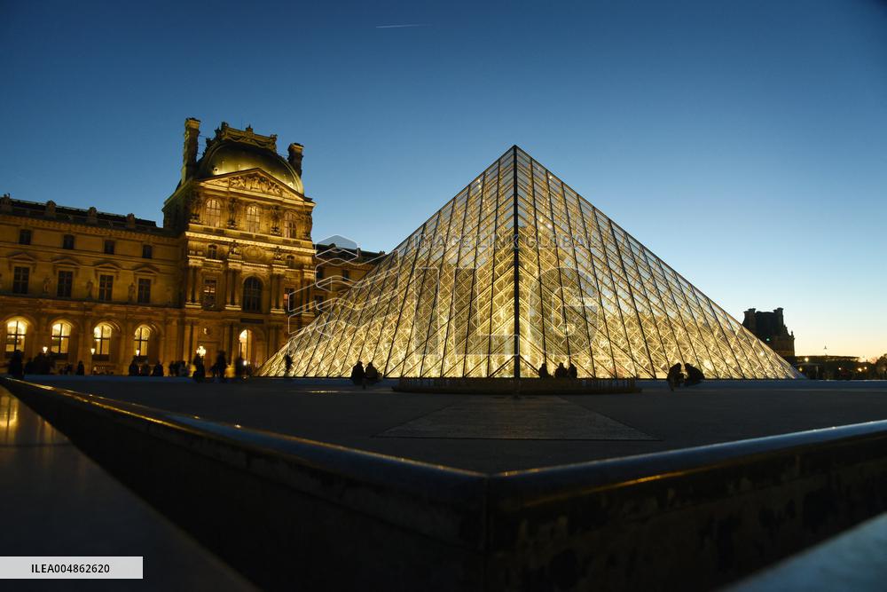 Louvre Museum Illustration - Paris