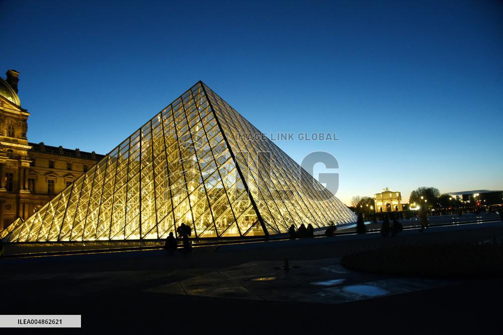 Louvre Museum Illustration - Paris