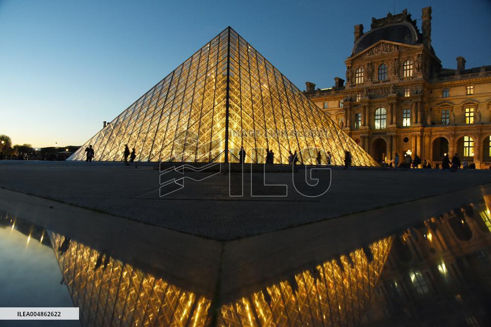 Louvre Museum Illustration - Paris