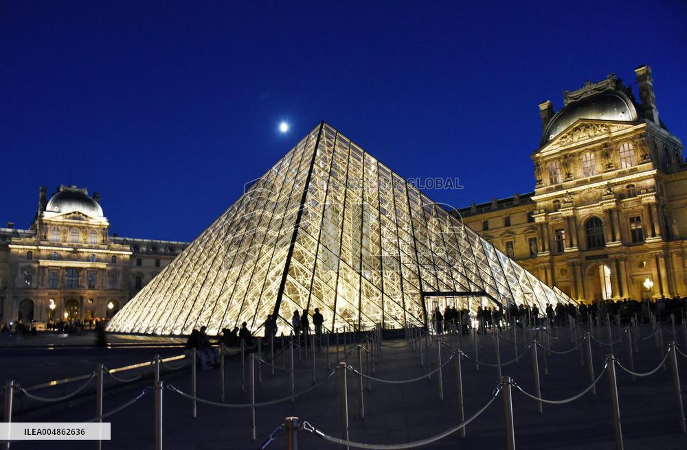 Louvre Museum Illustration - Paris