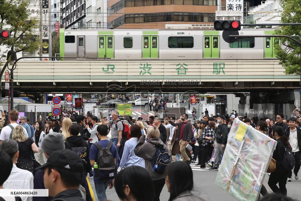 Yamanote line train marks centenary of loop operation