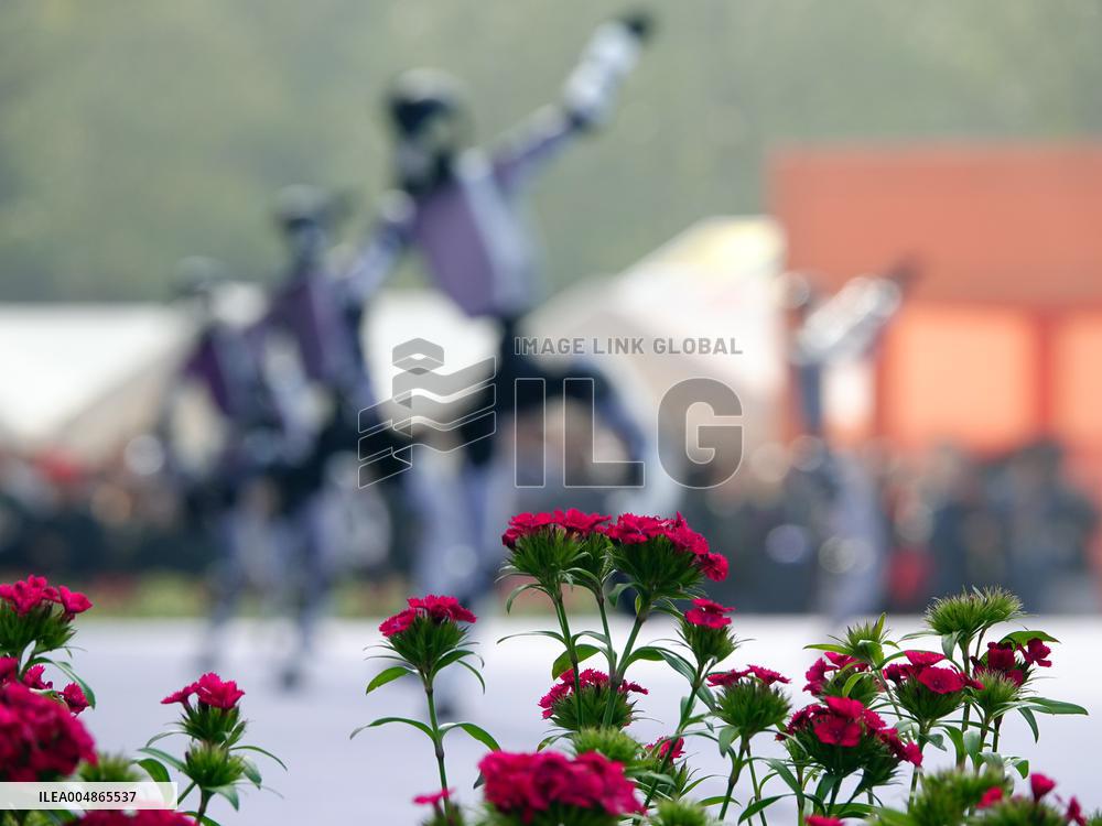 Robots Dancing at Chrysanthemum Exhibition in Yichan