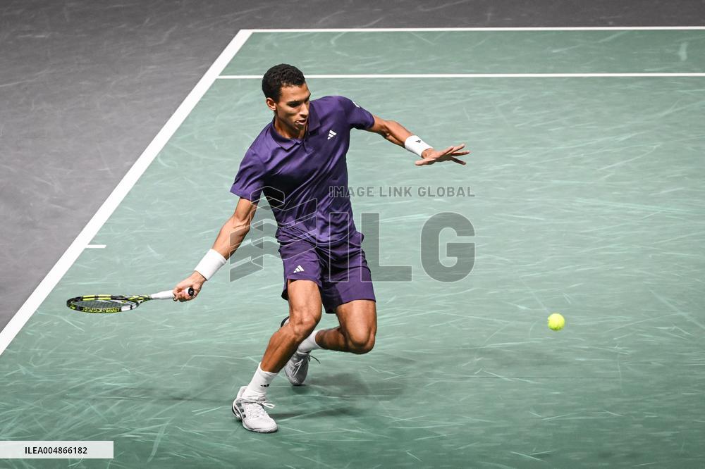 Jannik Sinner vs Felix Auger-Aliassime at Rolex Paris Masters 2025 in Paris FA