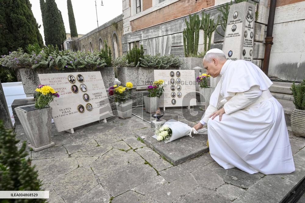 Pope Leo XIV Presides Over Mass At Rome s Cemetery