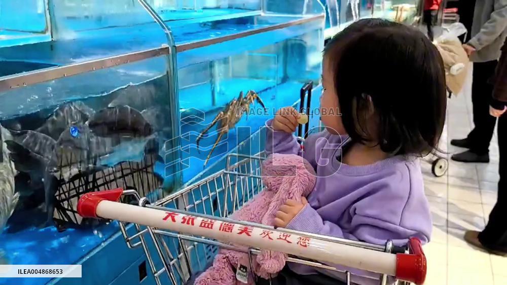 China: Fish Leaps Out of Tank and Smacks Little Girl in Sanmenxia Supermarket