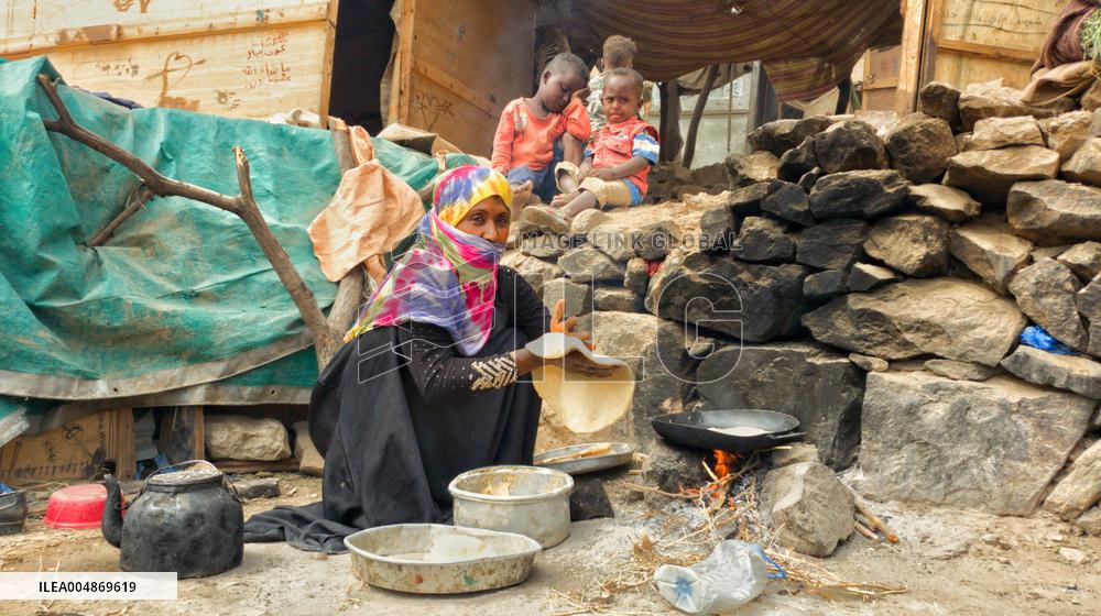 File - Displaced Families – Taiz