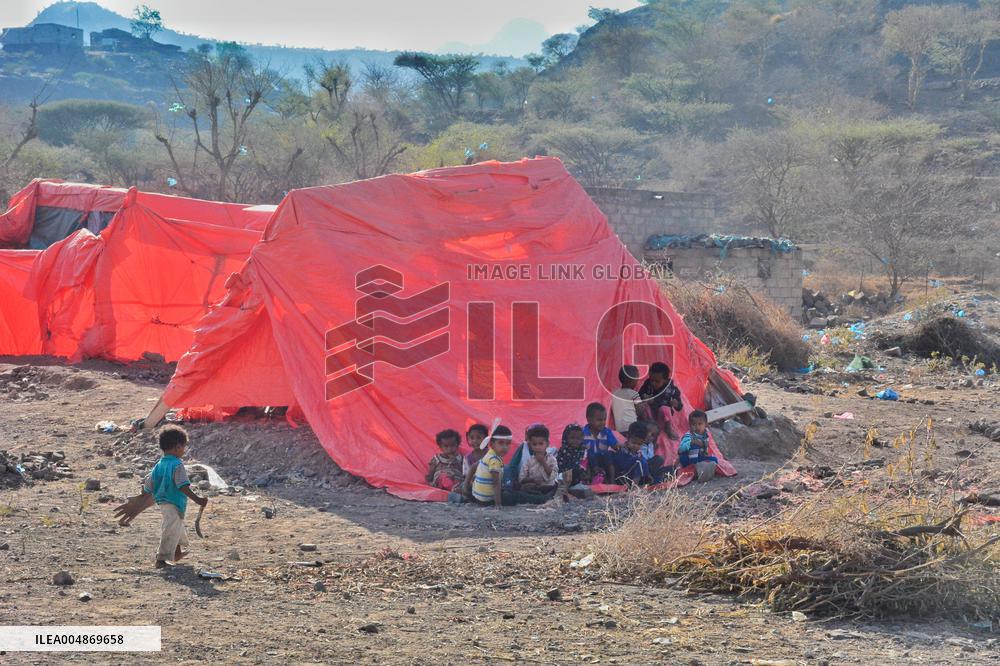 File - Displaced Families – Taiz