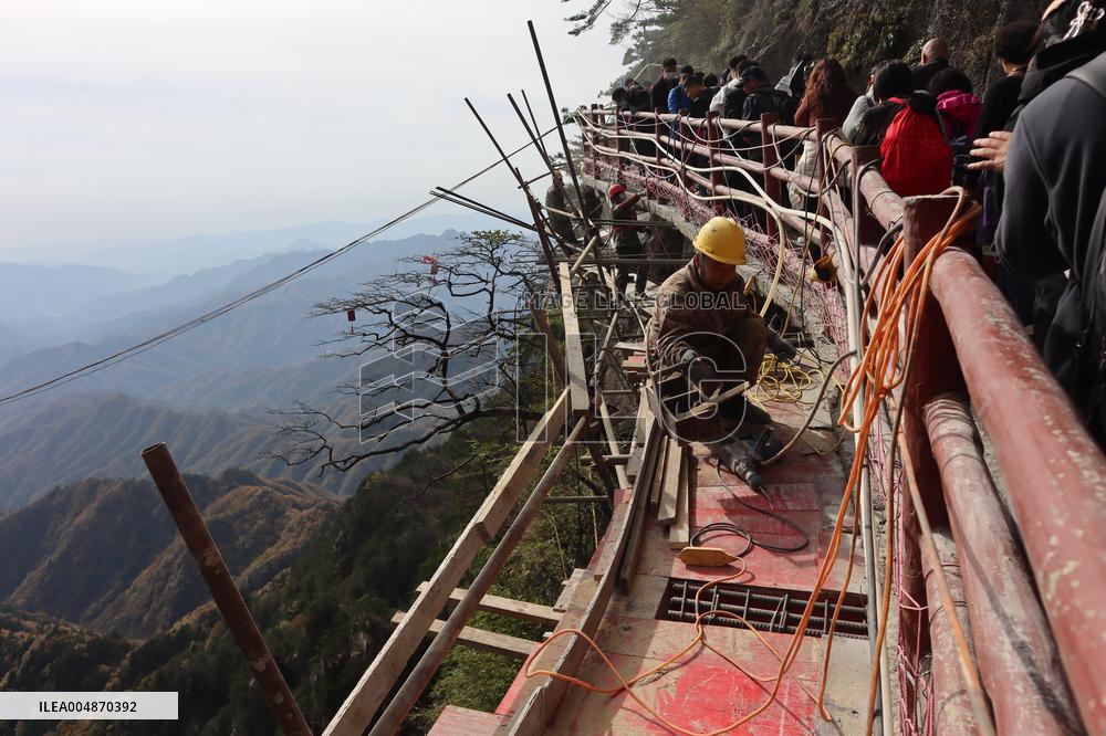 Cliff Suspended Plank Road Construction in Luoyang