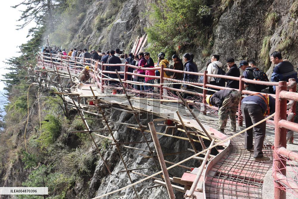 Cliff Suspended Plank Road Construction in Luoyang