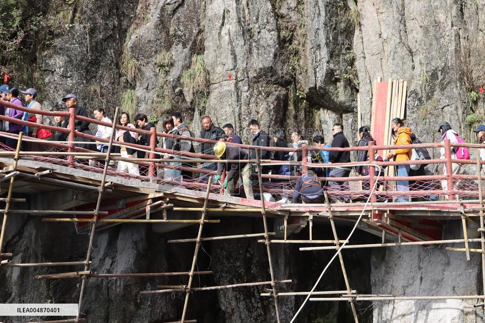 Cliff Suspended Plank Road Construction in Luoyang