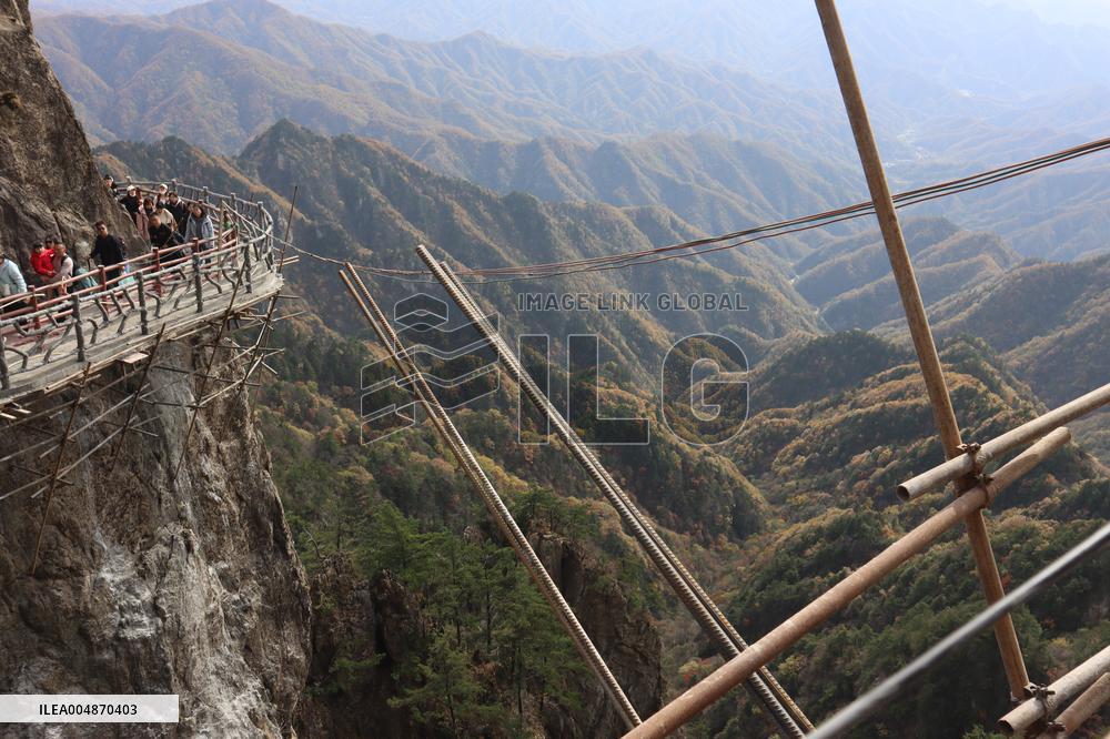 Cliff Suspended Plank Road Construction in Luoyang