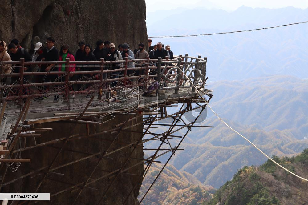 Cliff Suspended Plank Road Construction in Luoyang
