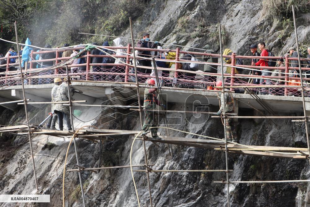 Cliff Suspended Plank Road Construction in Luoyang
