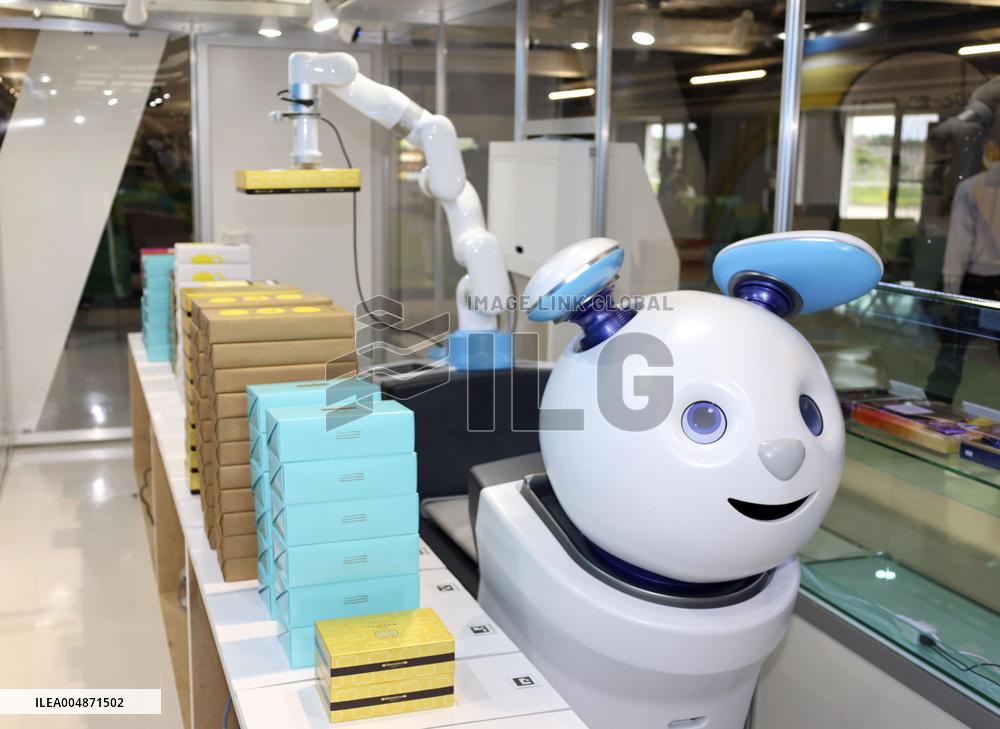 Souvenir-selling robot at Narita airport