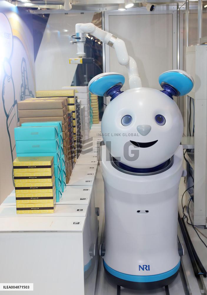 Souvenir-selling robot at Narita airport