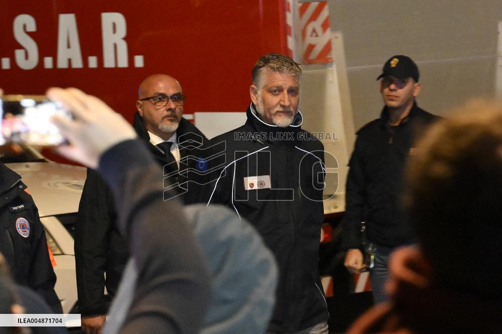 Worker Dies in Medieval Tower Collapse - Ro