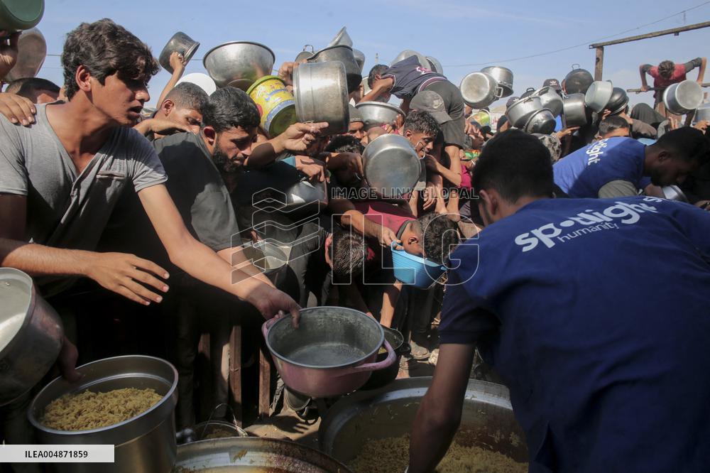 Meal and Water Distribution in Gaza