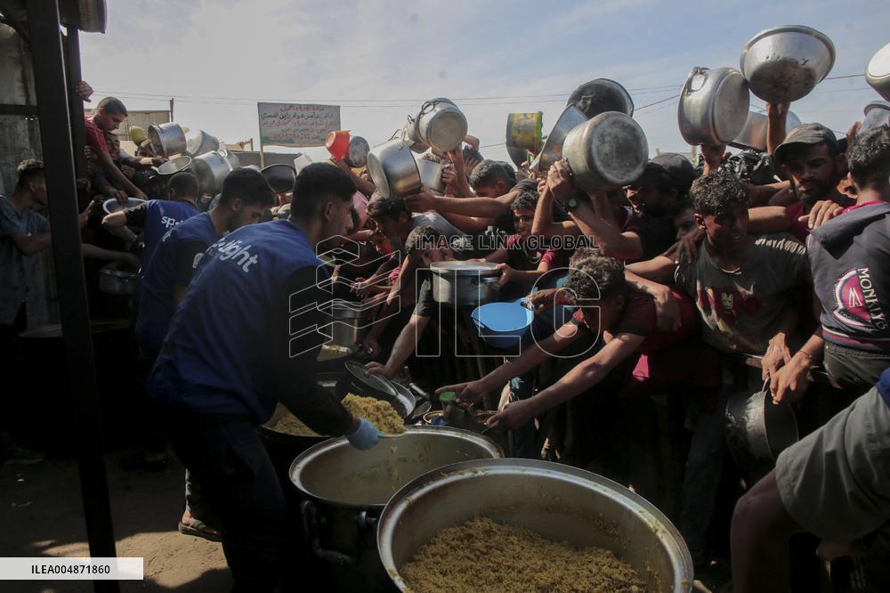 Meal and Water Distribution in Gaza