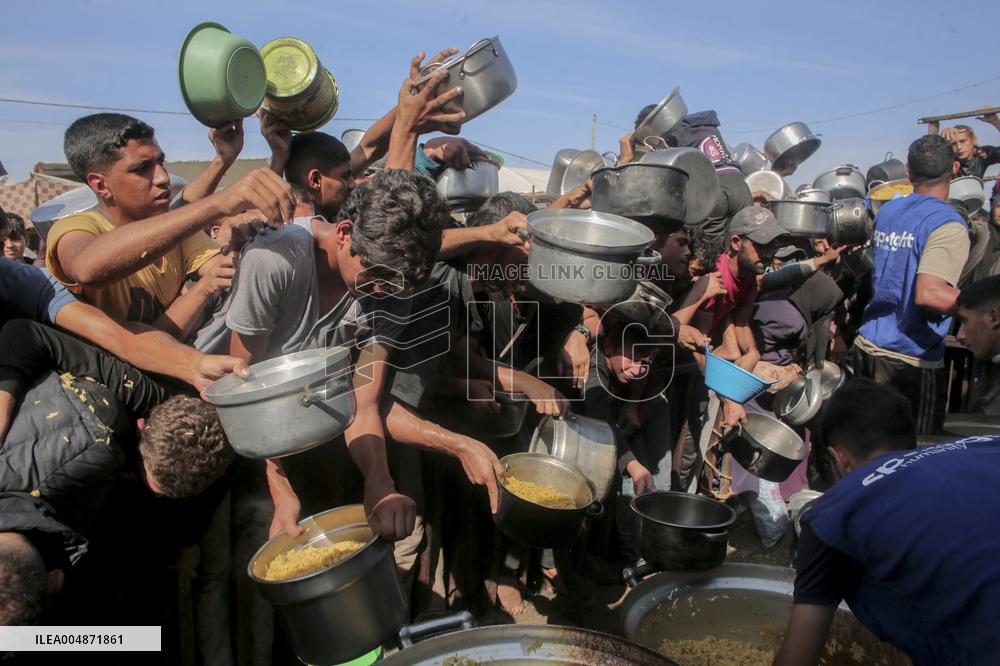 Meal and Water Distribution in Gaza