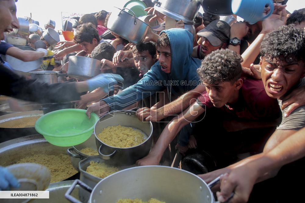 Meal and Water Distribution in Gaza