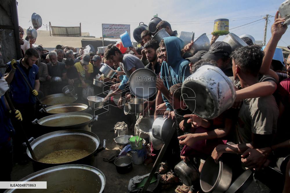 Meal and Water Distribution in Gaza