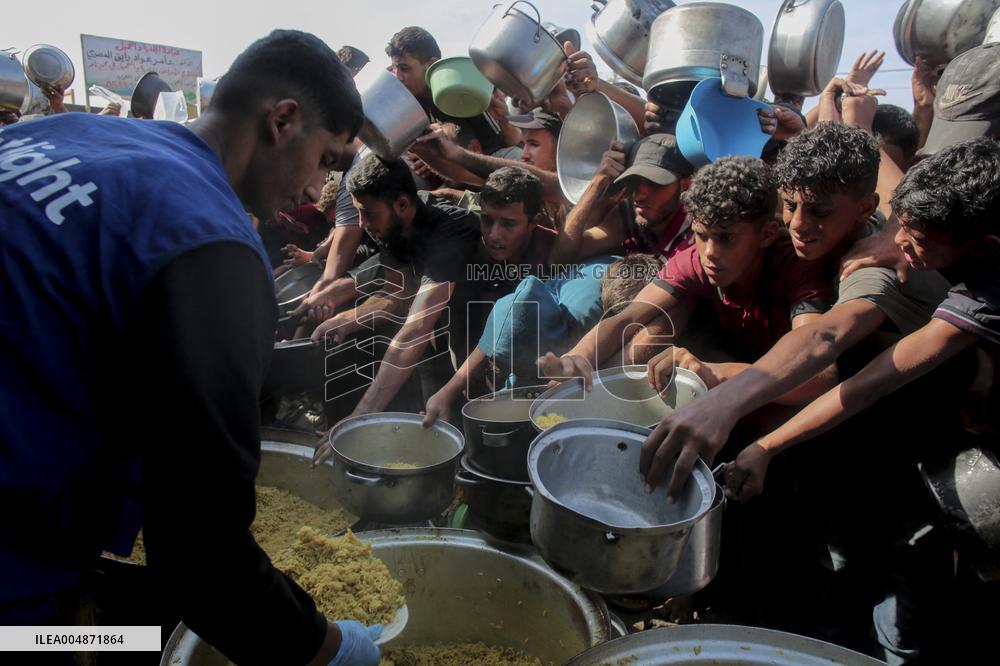 Meal and Water Distribution in Gaza