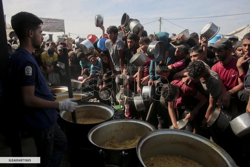 Meal and Water Distribution in Gaza