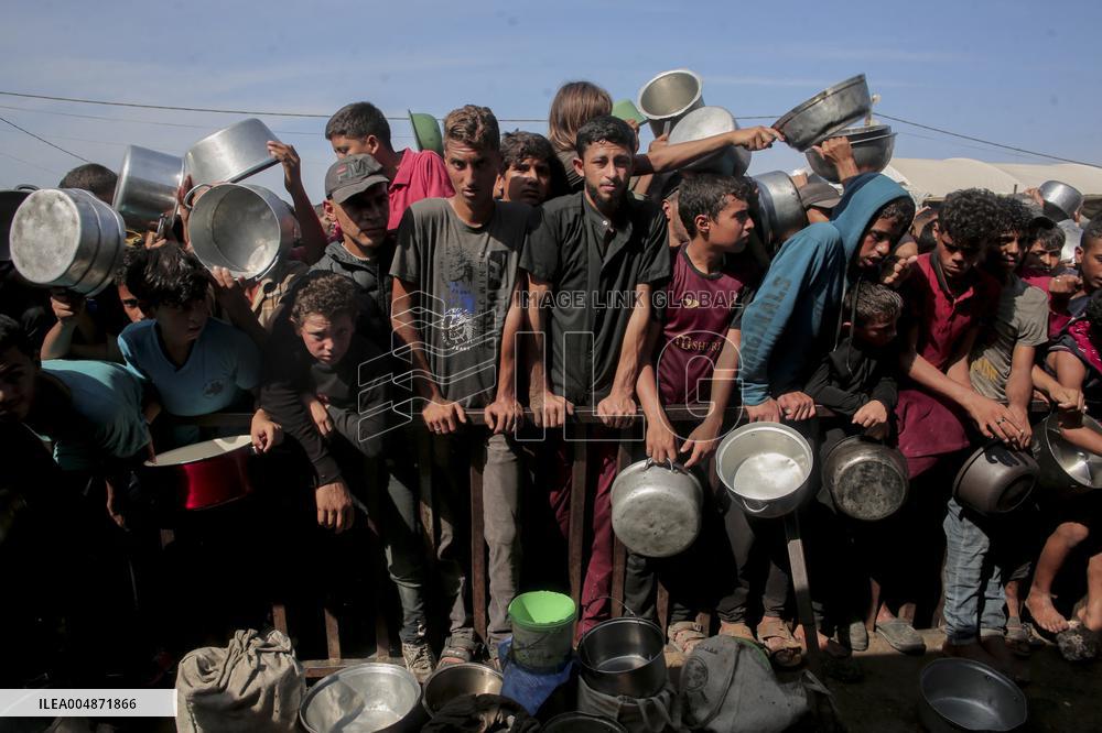 Meal and Water Distribution in Gaza