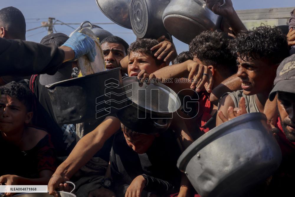 Meal and Water Distribution in Gaza