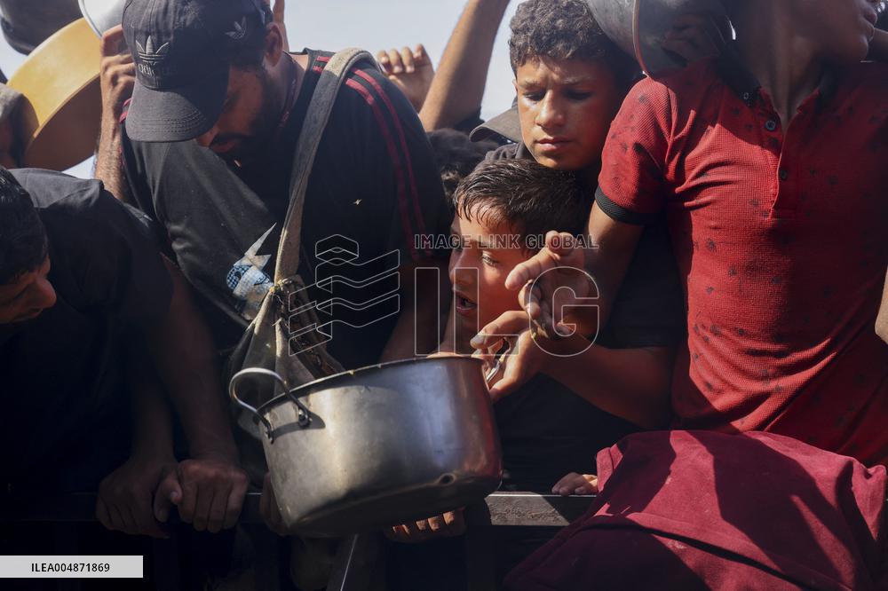Meal and Water Distribution in Gaza