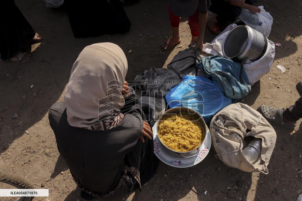 Meal and Water Distribution in Gaza