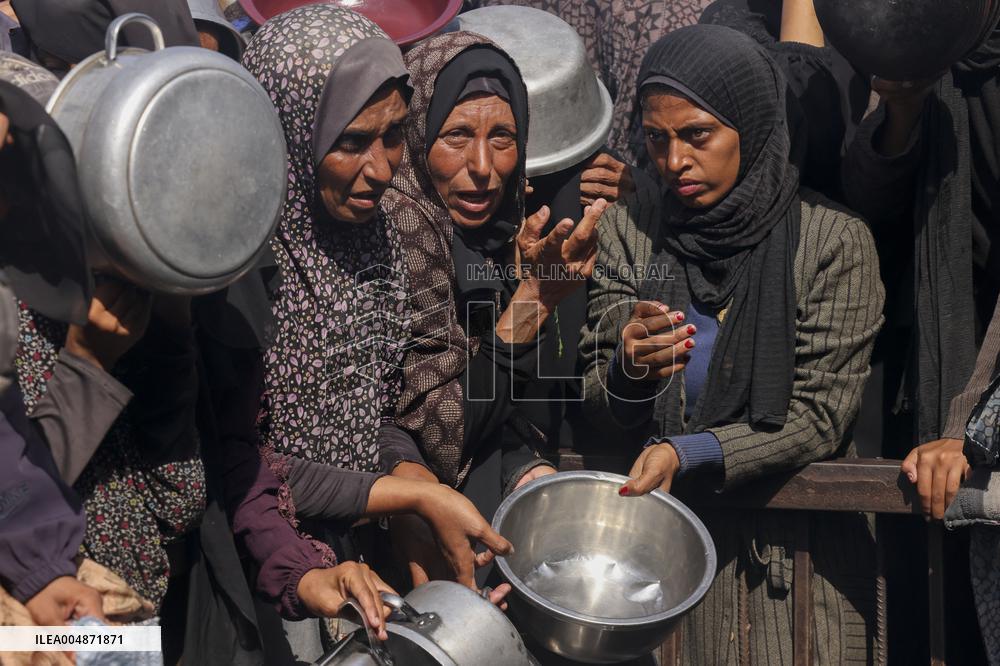Meal and Water Distribution in Gaza
