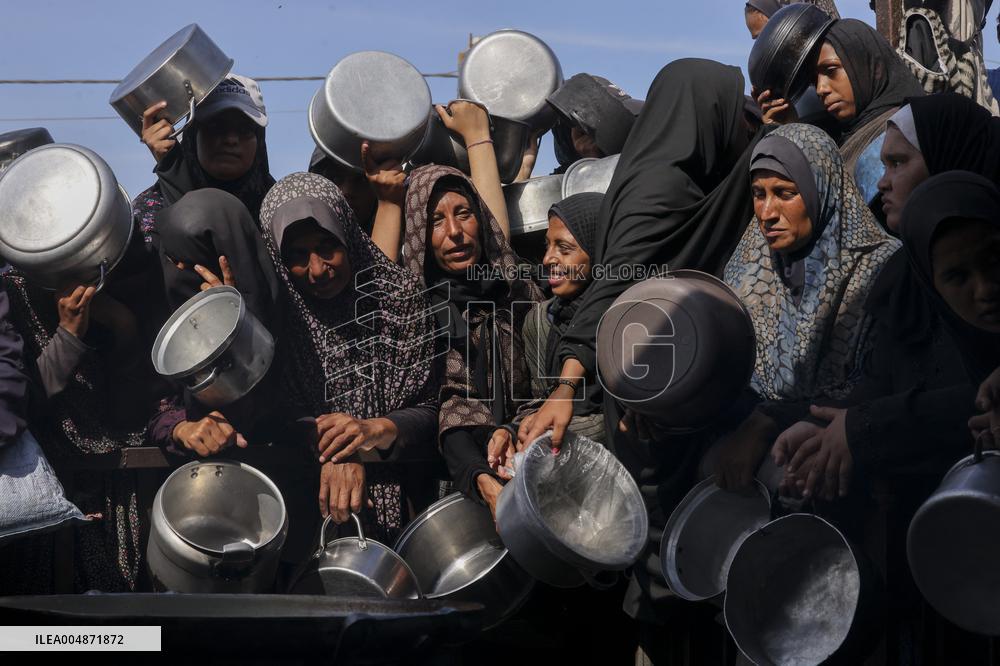 Meal and Water Distribution in Gaza