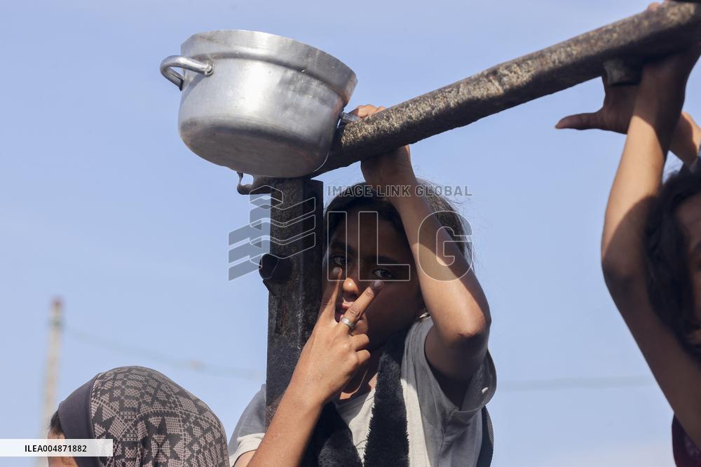 Meal and Water Distribution in Gaza
