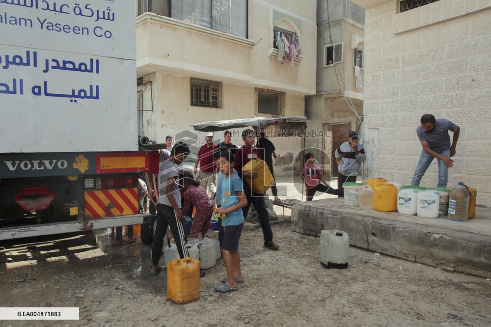 Meal and Water Distribution in Gaza
