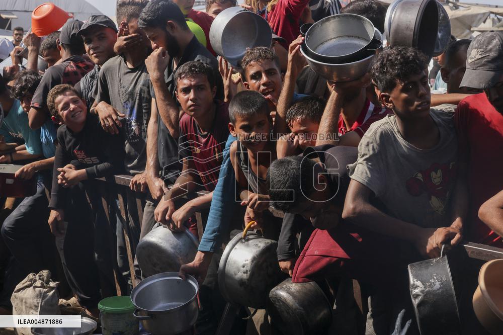 Meal and Water Distribution in Gaza