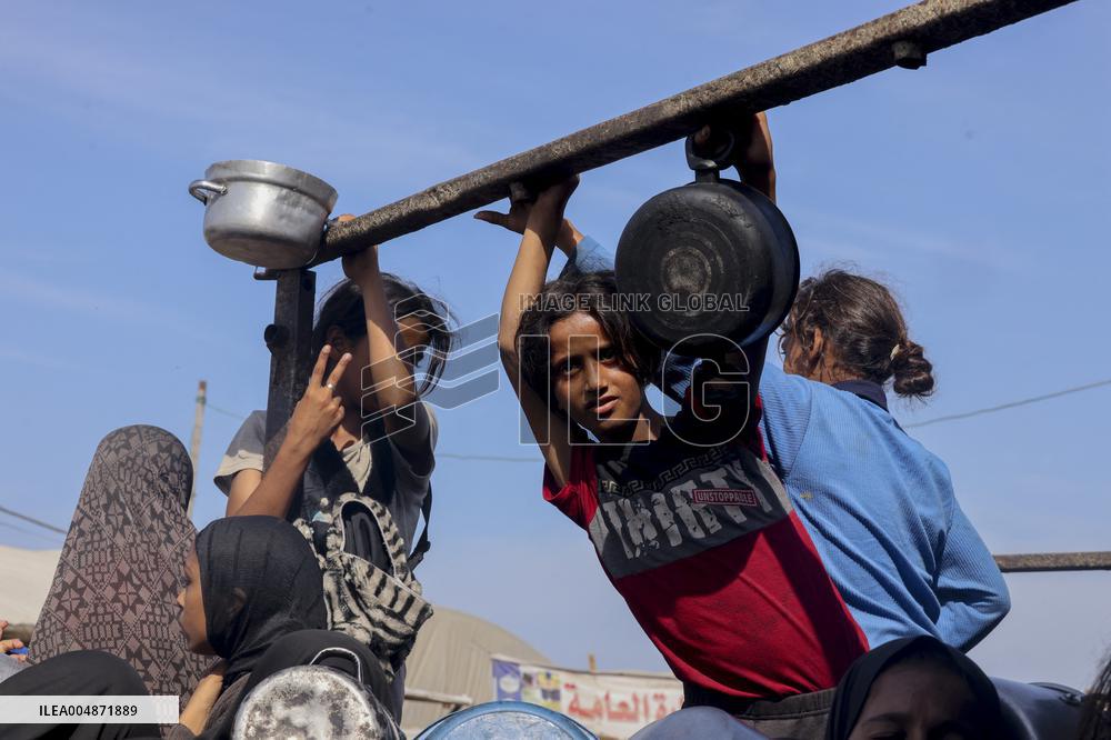 Meal and Water Distribution in Gaza