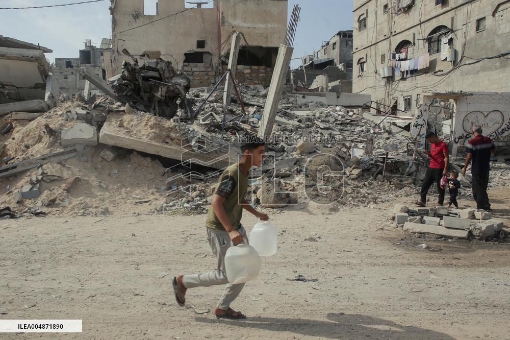Meal and Water Distribution in Gaza