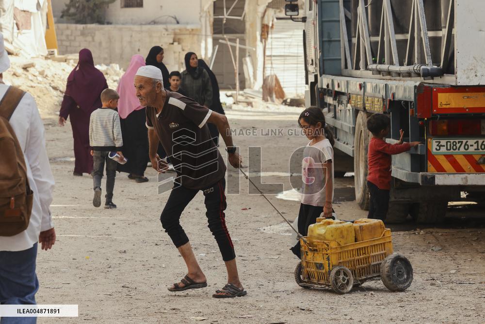 Meal and Water Distribution in Gaza