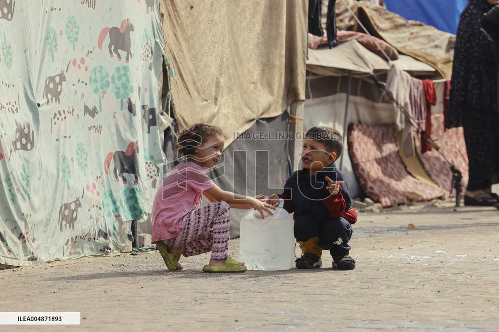 Meal and Water Distribution in Gaza