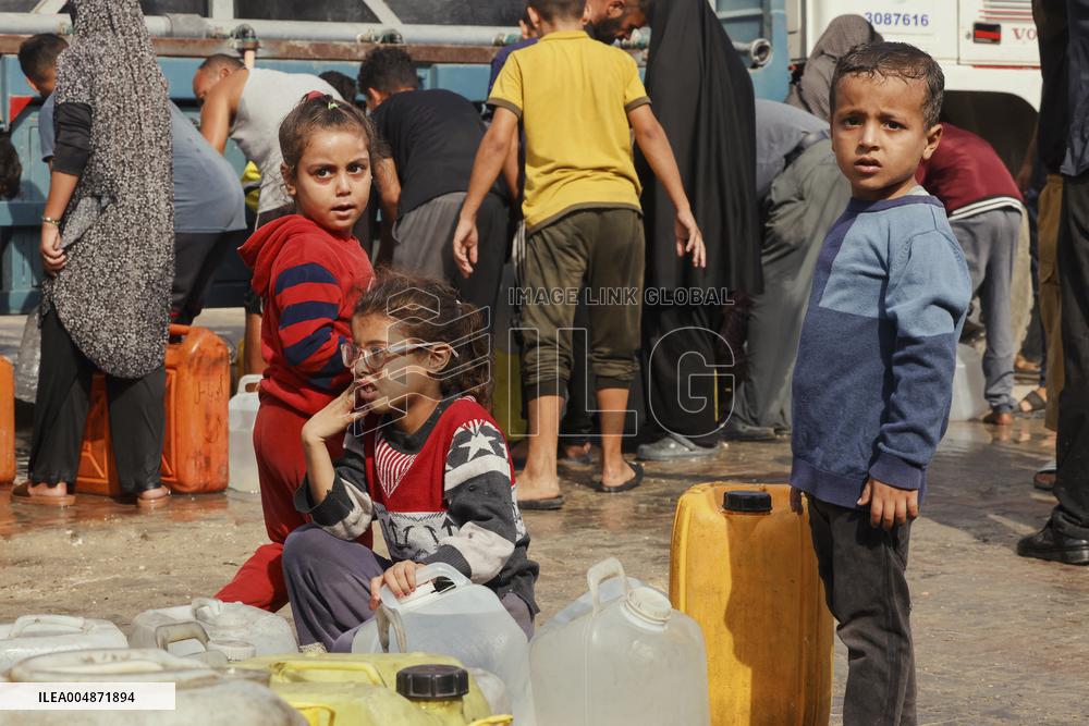 Meal and Water Distribution in Gaza