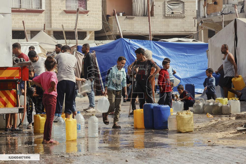 Meal and Water Distribution in Gaza