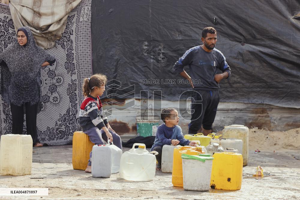 Meal and Water Distribution in Gaza