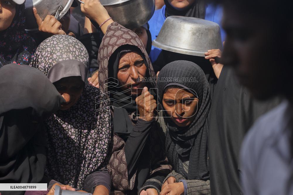 Meal and Water Distribution in Gaza