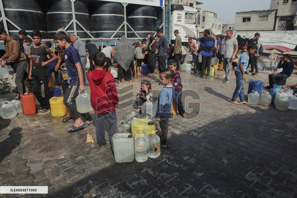 Meal and Water Distribution in Gaza