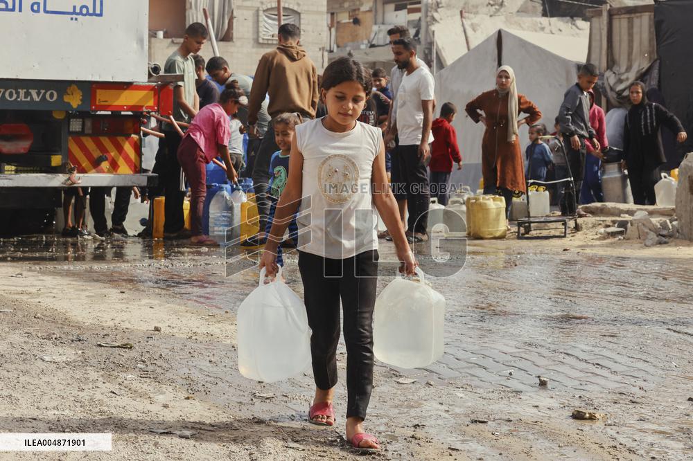 Meal and Water Distribution in Gaza