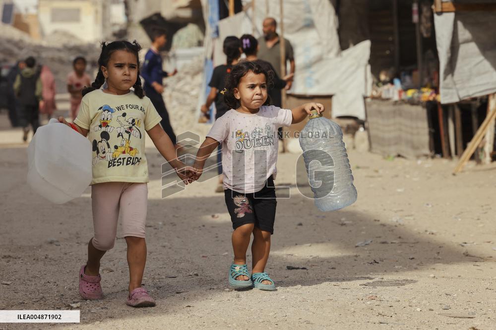 Meal and Water Distribution in Gaza
