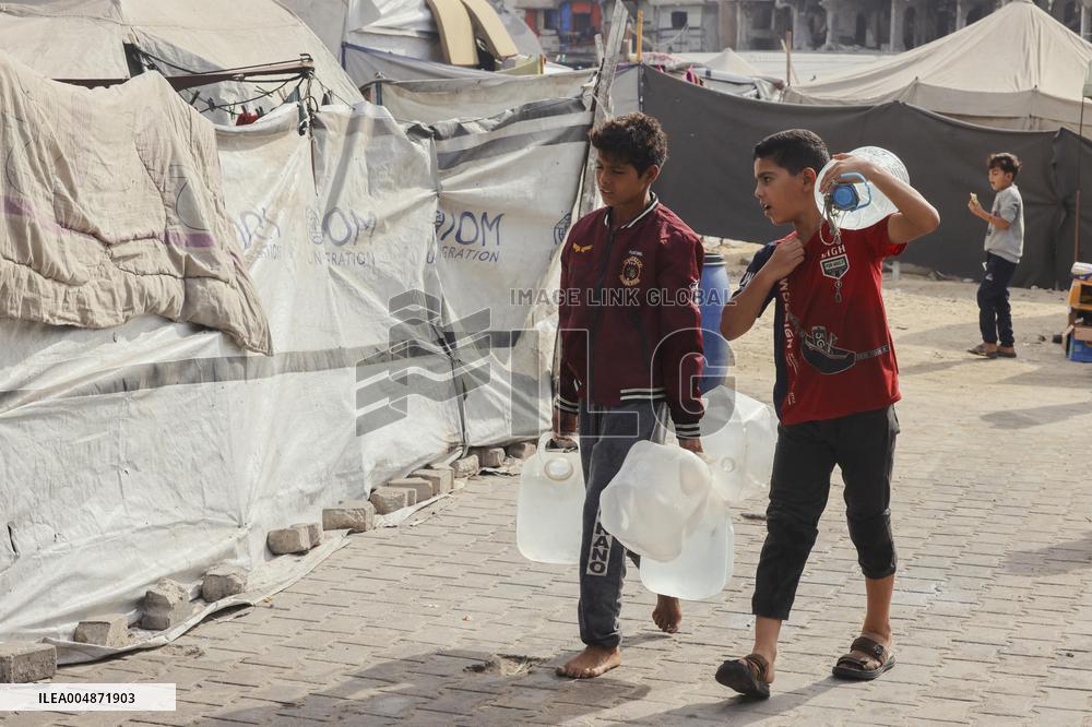 Meal and Water Distribution in Gaza