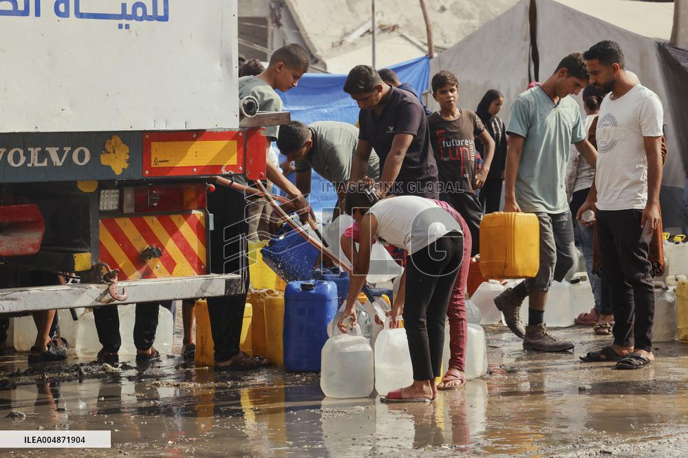Meal and Water Distribution in Gaza