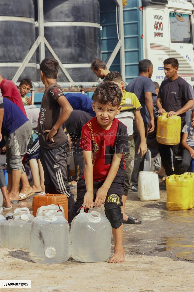 Meal and Water Distribution in Gaza